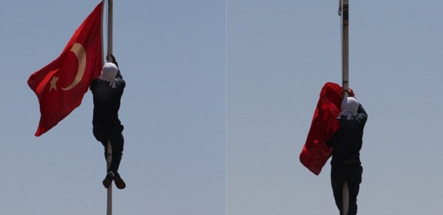 Diyarbakır'da Türk bayrağını indirdiler.png