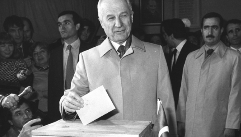 Kenan Evren oy kullanırken.jpg