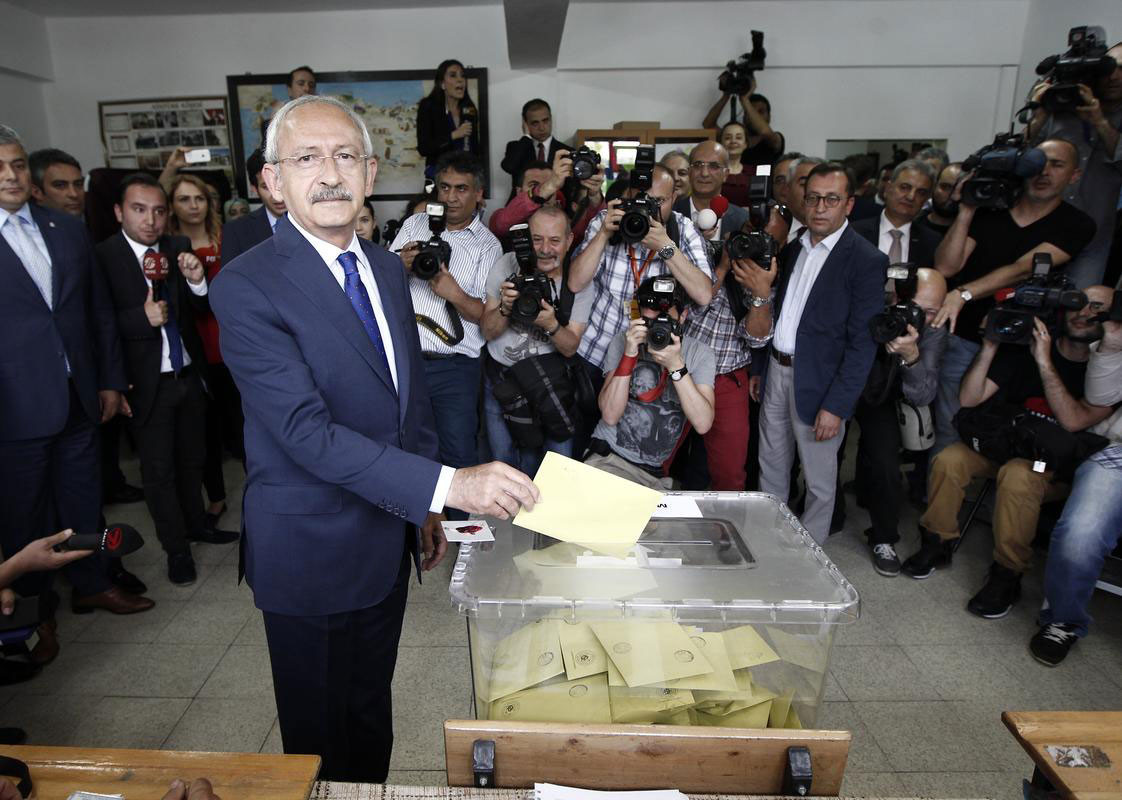 seçim-2015-kemal-kiliçdaroğlu-sandikta-oy-kullandi.jpg