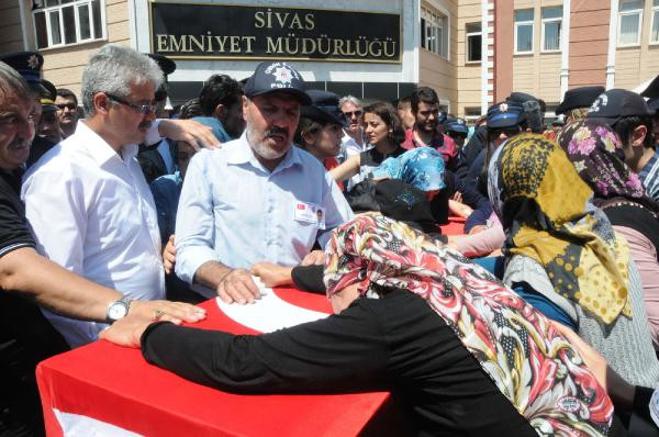 sehit-polis-demiri-sivasta-10-bin-kisi-ugurladi!.jpg