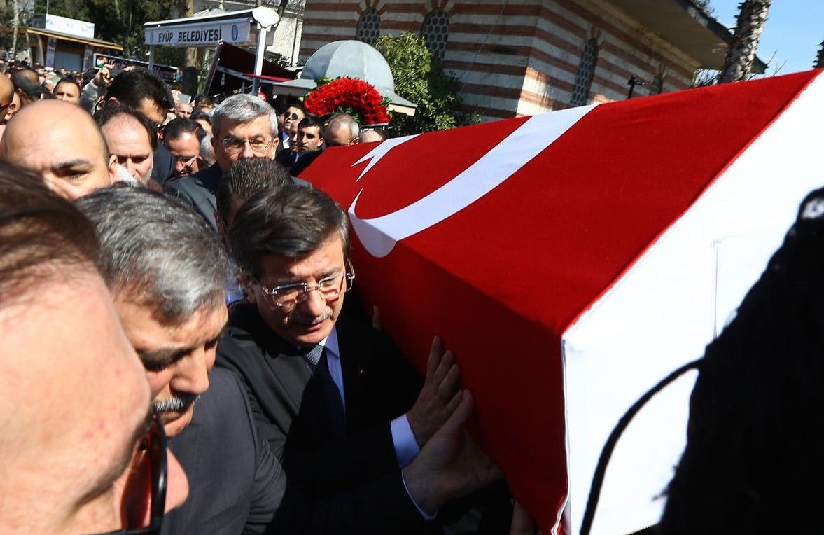 sehit-savci-mehmet-selim-kiraz-cenaze-toreni-basbakan-ahmet-davutoglu.jpg
