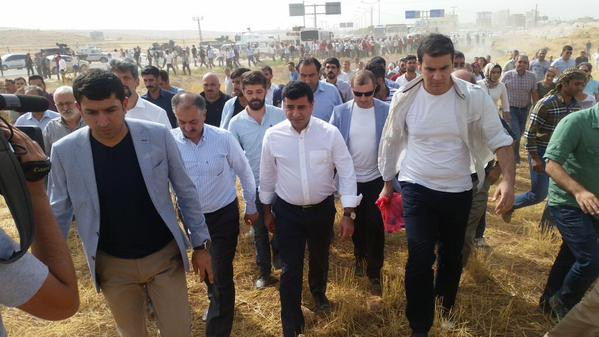 selahattin-demirtaş-hdp-heyeti-cizre-yolu.jpg