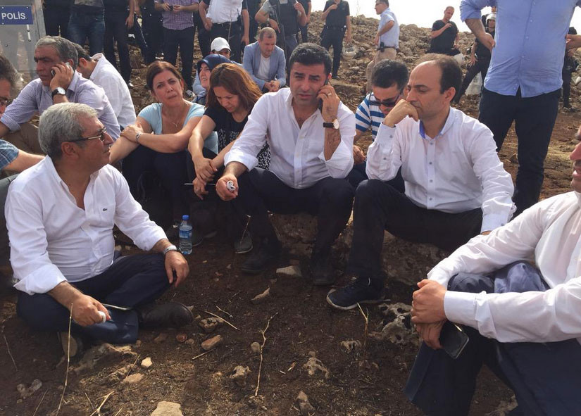 selahattin-demirtaş-osman-baydemir-cizre-yürüyüşü-hdp-dağda.jpg
