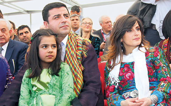 selahattin-demirtaş-ve-eşi-ile-kizi.jpg