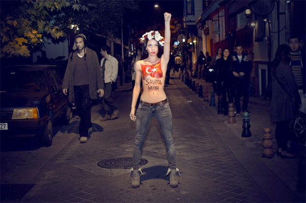 soyunan-femen-turk-kizi.jpg