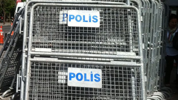 taksim-1-mayis-polis-barikatlari.jpg