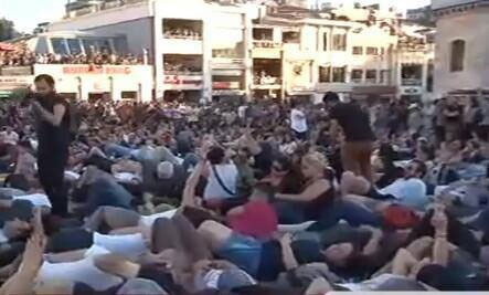 taksimde-yatma-eylemi.jpg