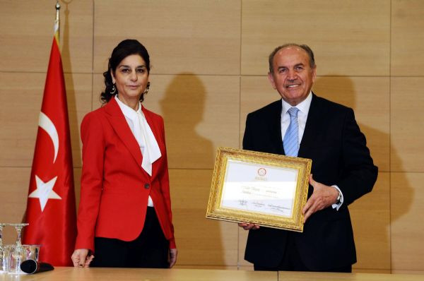 kadir topbaş mazbatasını aldı.jpg