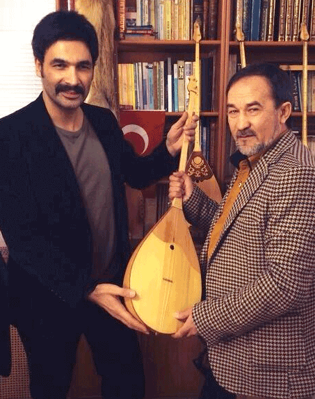 uğur-işilak-ve-arslanbek-sultanbekov dombıra.jpg