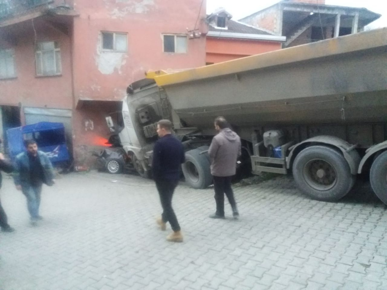 Zonguldak'ta freni boşalan TIR, ortalığı savaş alanına çevirdi