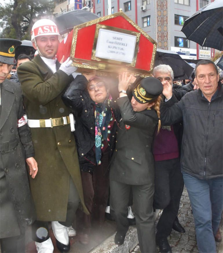 Şehit Pilot Yüzbaşı Özerli, İzmir'de gözyaşlarıyla uğurlandı