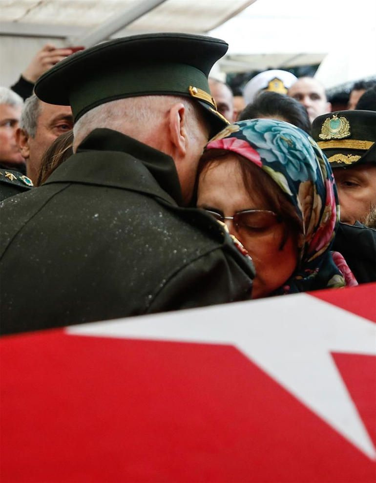 Şehit Pilot Yüzbaşı Özerli, İzmir'de gözyaşlarıyla uğurlandı - Sayfa 3