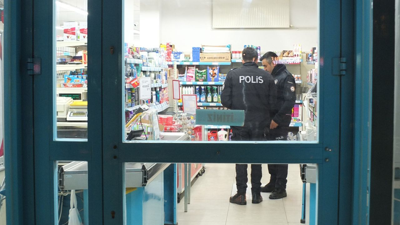 Maltepe'de marketten silahlı soygun: Soyguncu kamerada!