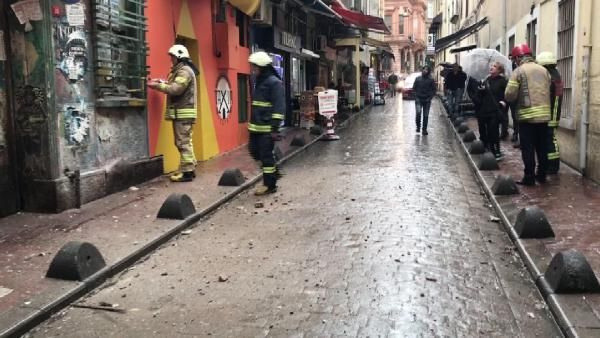 Beyoğlu'nda Manukyan'a ait eski binada çökme