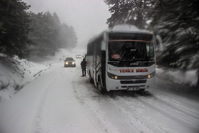 Kazdağları’nda yollar kardan kapandı onlarca araç mahsur kaldı!