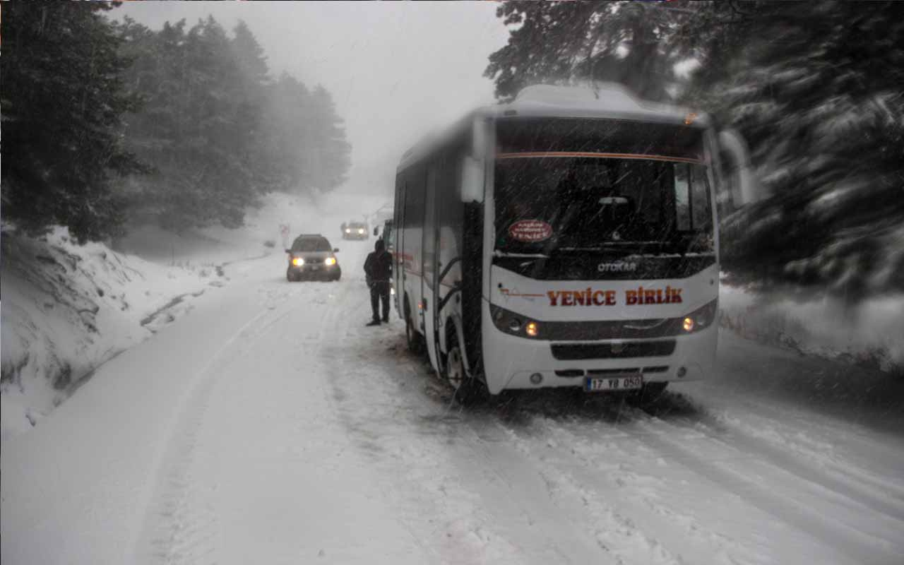 Kar yolları kapattı Kazdağları'nda onlarca araç mahsur kaldı