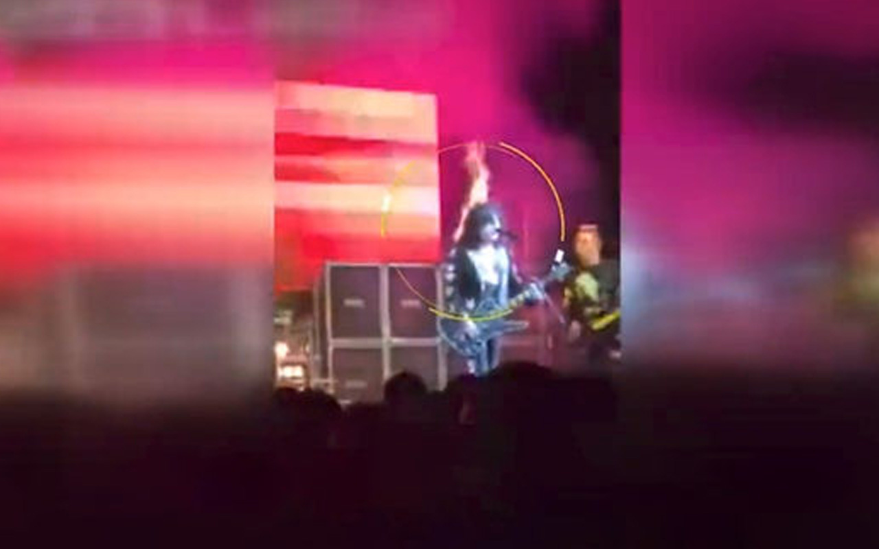 Amerikalı rock grubu Kiss'in sahnede saçları alev alev yandı