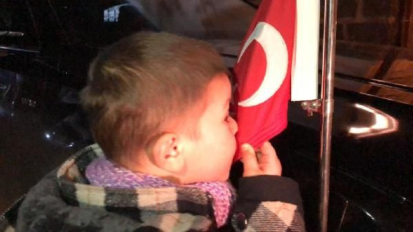 Karslı küçük çocuğun bayrak sevgisi yürek ısıttı
