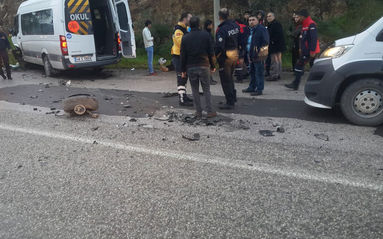 Bodrum'da öğrenci servisi ile otomobil çarpıştı! Yaralılar var