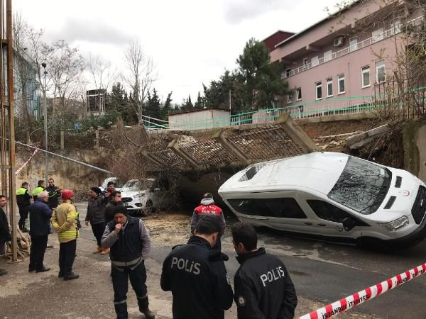 Beykoz'da istinat duvarı çöktü araçlar büyük zarar gördü