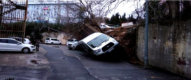 Beykoz'da istinat duvarı çöktü araçlar büyük zarar gördü