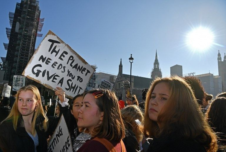 İngiltere'de öğrencilerden iklim değişikliği protestosu