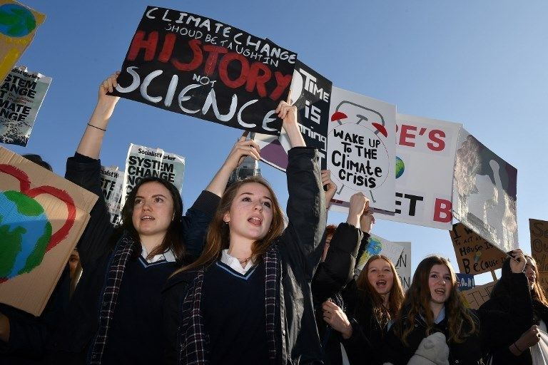 İngiltere'de öğrencilerden iklim değişikliği protestosu
