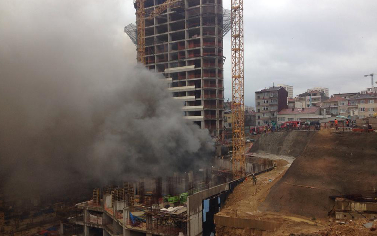 Kadıköy'de 13 katlı inşaatta yangın! Patlama sesleri geliyor