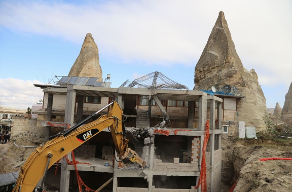 Göreme'de peribacaları bölgesindeki inşaat yıkıldı