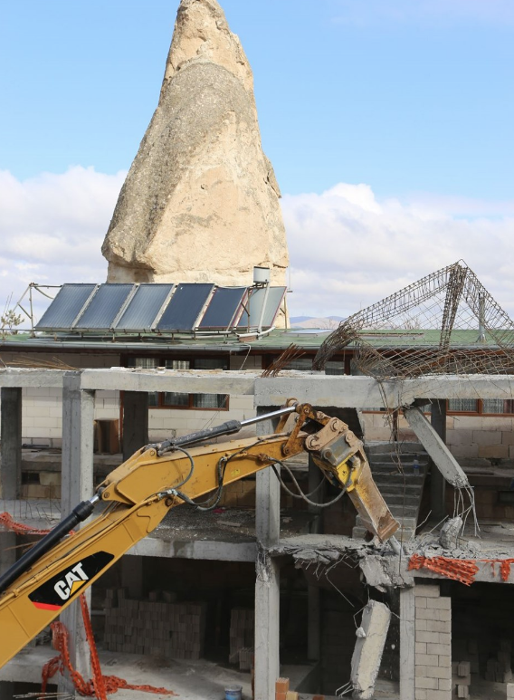 Göreme'de peribacaları bölgesindeki inşaat yıkıldı