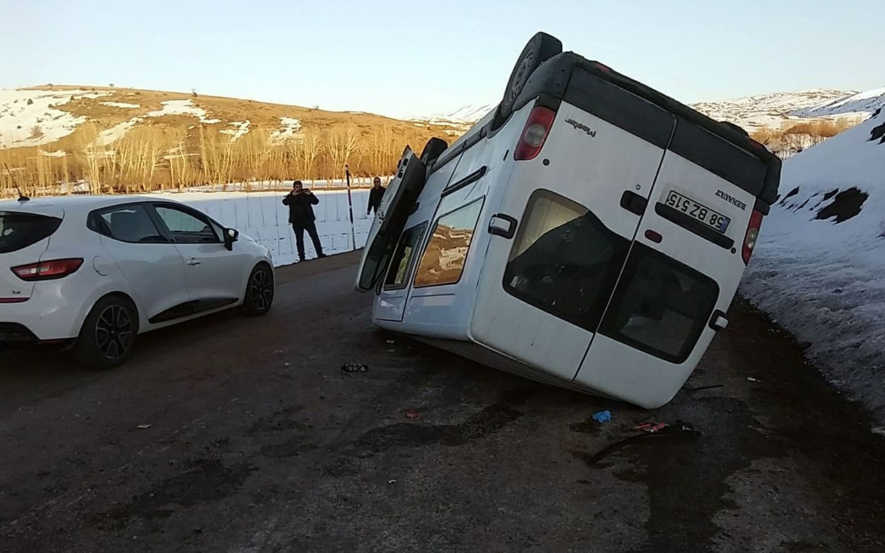 Sivas'ta minibüs devrildi: Çok sayıda yaralı var!