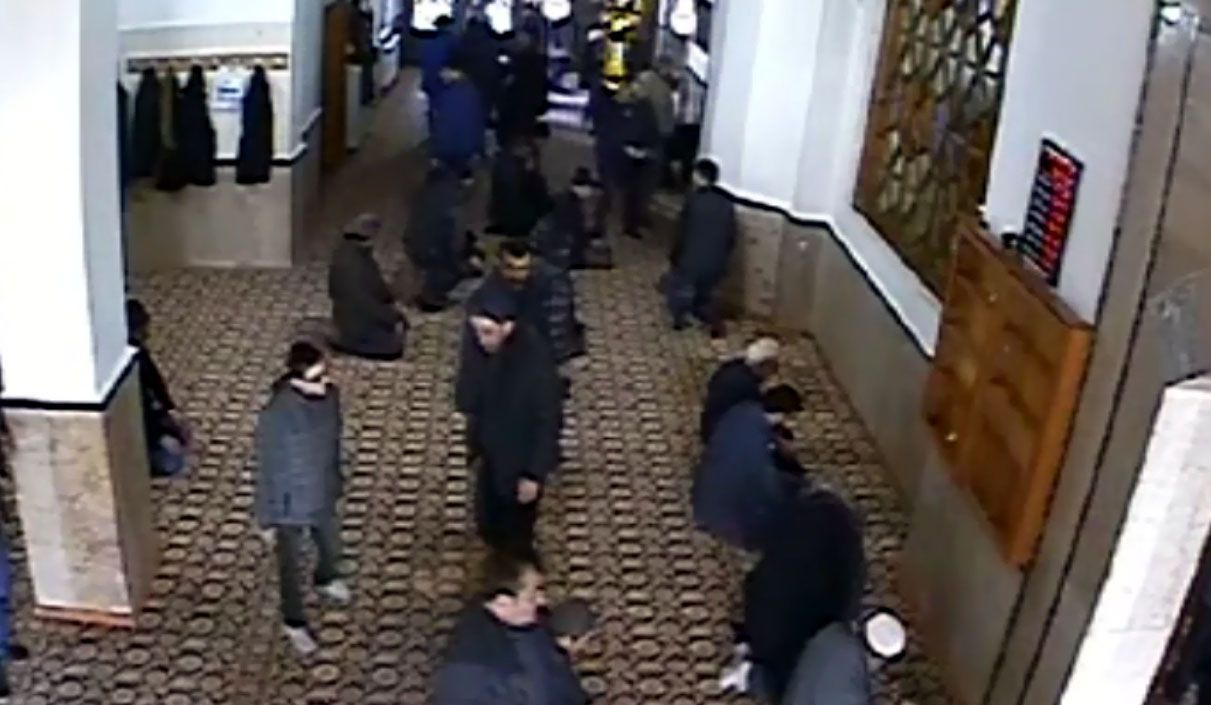 Sivas'ta camideki hırsızlık anı güvenlik kamerasında