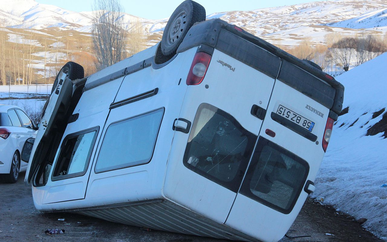 Sivas'ta minibüs devrildi: Çok sayıda yaralı var!