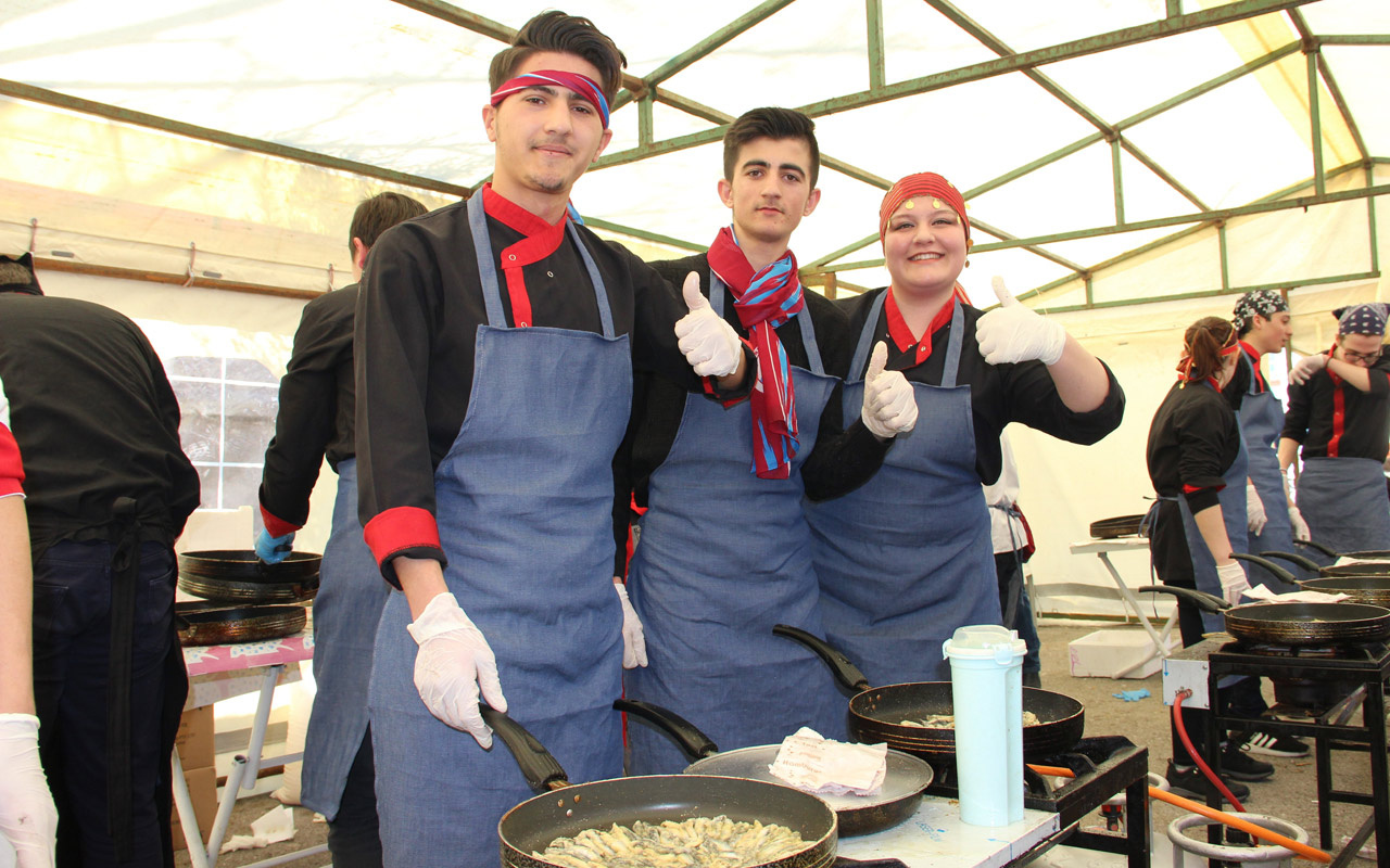 Manisa’ya 5 ton hamsi yağdı