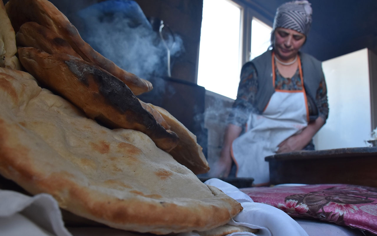 Anadolu sofralarının vazgeçilmezi tandır ekmeği nasıl yapılır