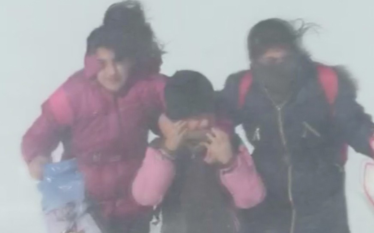 Kars'ta tipi ulaşımı durdurdu! Öğrenciler tipide mahsur kaldı