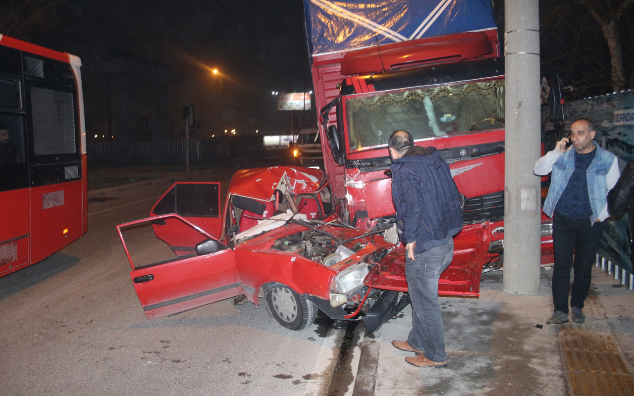 İzmir Bornova'da feci kaza! Yaralılar var