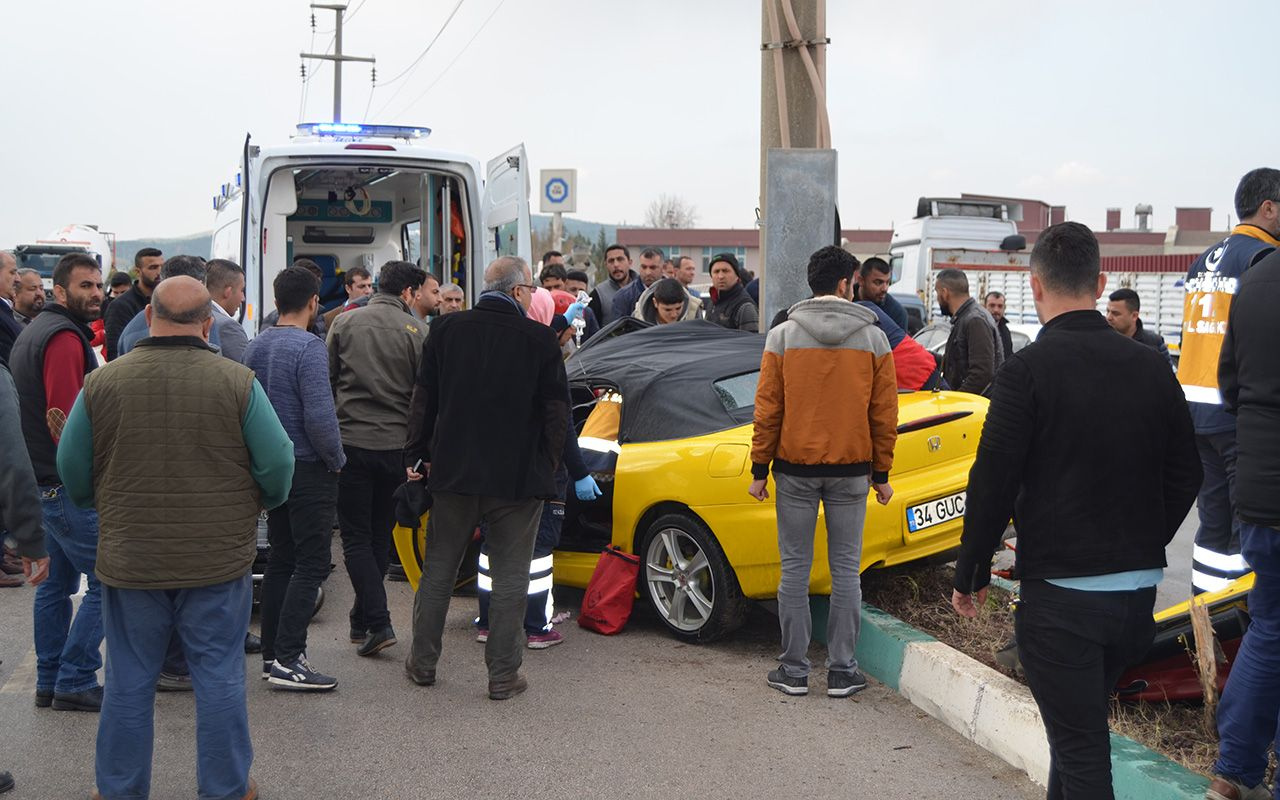 Osmaniye'de kontrolden çıkan otomobil direğe çarptı: 2 yaralı