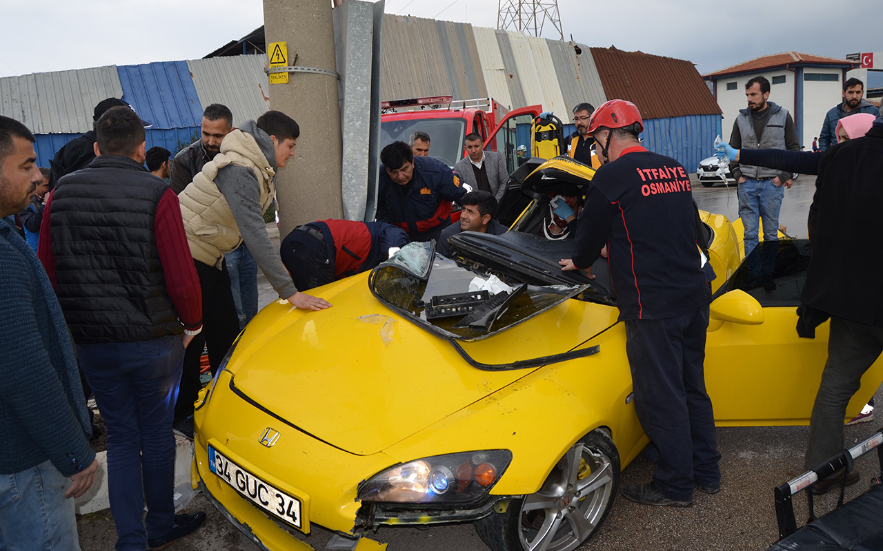 Osmaniye'de kontrolden çıkan otomobil direğe çarptı: 2 yaralı