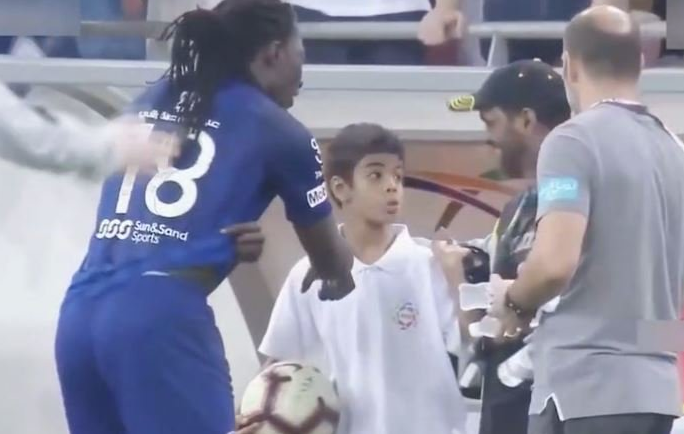Bafetimbi Gomis'in gol sevinci, top toplayıcı çocuğu korkuttu