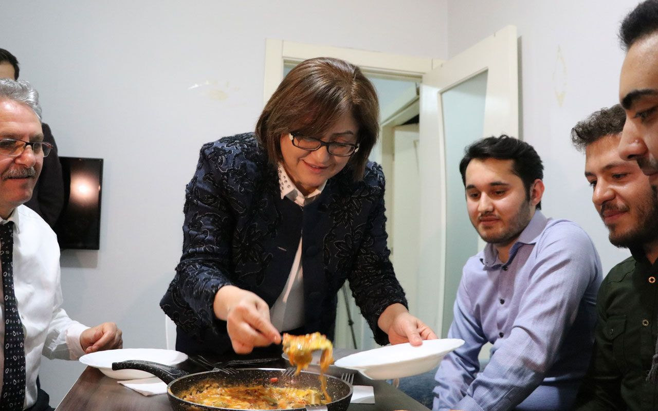 Fatma Şahin anne yemeğini özleyen öğrencilere menemen yaptı