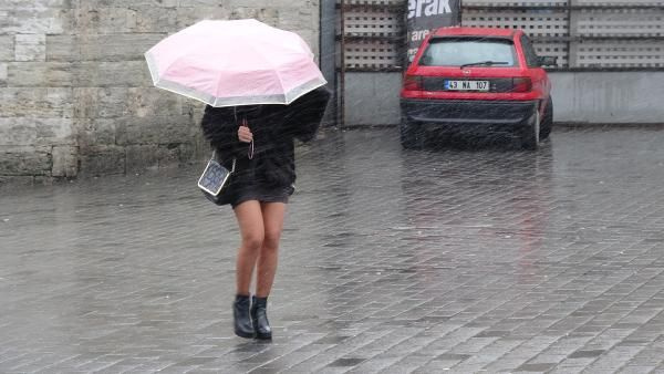 İstanbul'da rüzgar ve karla mücadele; şemsiyeler kırıldı