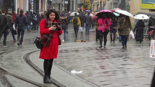 İstanbul'da rüzgar ve karla mücadele; şemsiyeler kırıldı