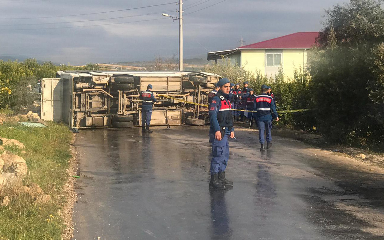 Mersin'de tarım işçilerini taşıyan midibüs devrildi: 1 ölü, 16 yaralı