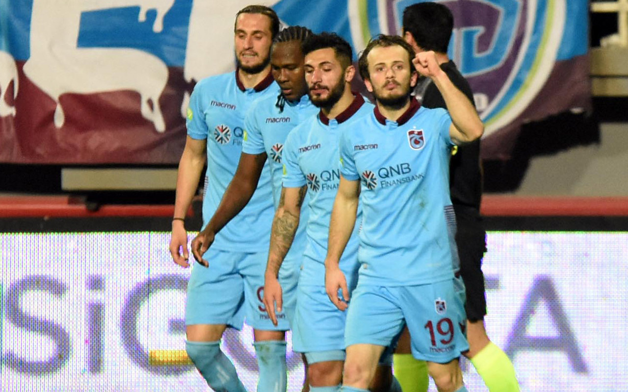 Trabzonspor-Parma maçında seyirci futbolcunun peşinden koştu