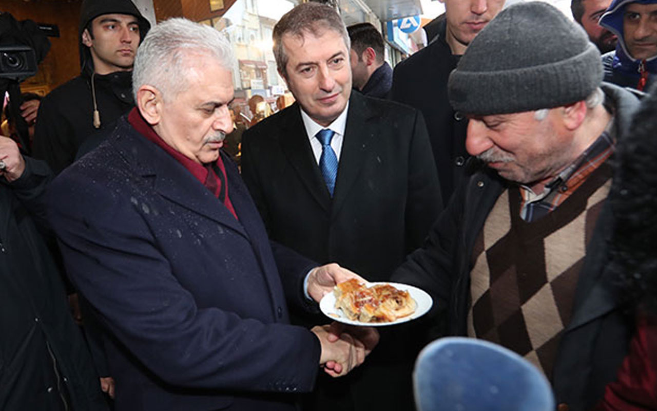 Yıldırım Sarıyer'de börek yedi, martılara simit attı