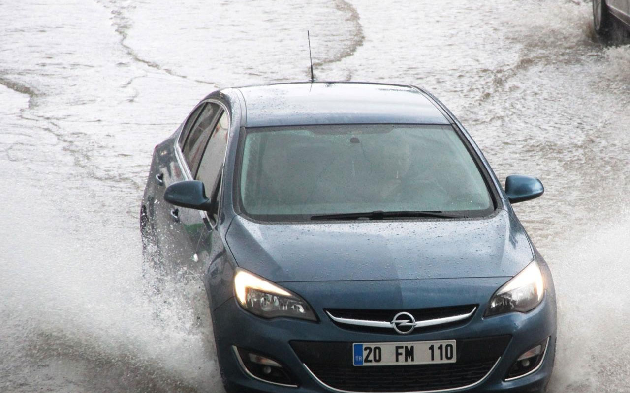 Bodrum'da bir anda bastıran yağmur sokakları göle çevirdi.
