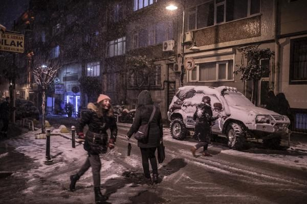 İstanbul'da kar yağışı etkisini arttırdı Vali Yerlikaya'dan uyarı