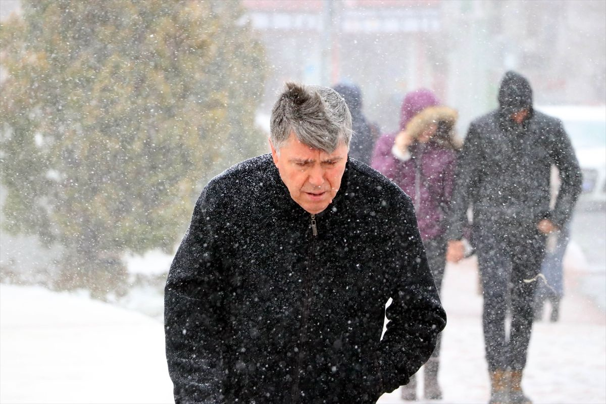 İstanbul'da kar yağışı devam edecek mi  İstanbul Valisi Ali Yerlikaya açıkladı