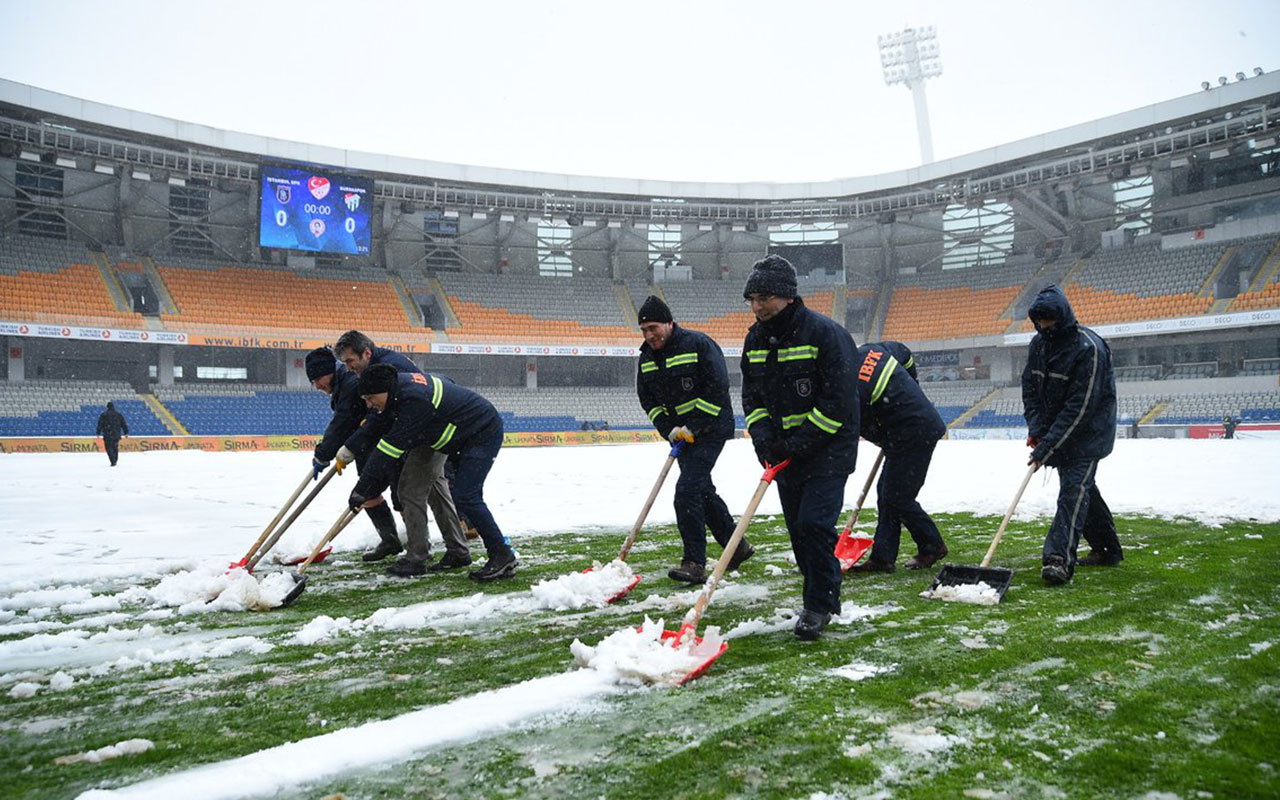 Başakşehir-Bursaspor maçı için karlar temizleniyor